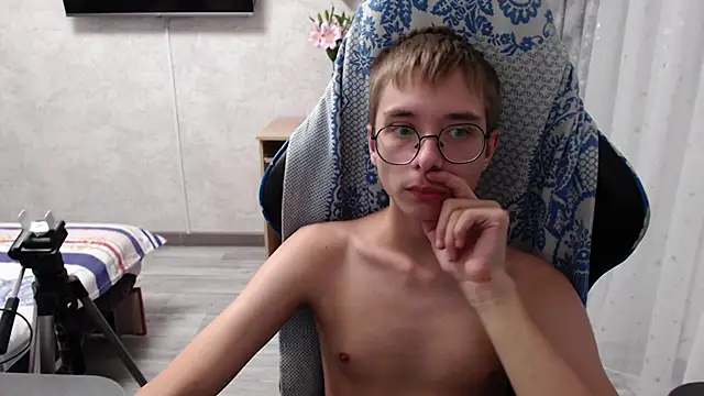 Snapshot of glasses_cat chatting on 19, 3, 2026 glasses cat online show from 19, 3, 2026