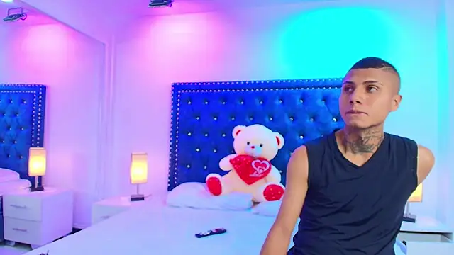 Snapshot of Damian_and_roxanne chatting on 1, 10, 2025 Damian and roxanne online show from 1, 10, 2025