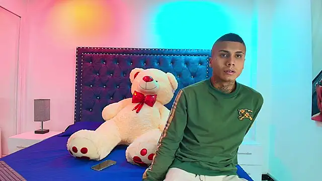 Snapshot of Damian_and_roxanne chatting on 13, 10, 2025 Damian and roxanne online show from 13, 10, 2025