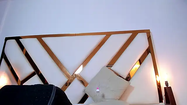 Niicolle Evanss online show from 12, 4, 2026