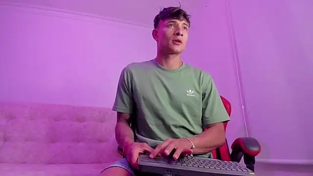 Snapshot of DavisFirb chatting on 27, 4, 2026 DavisFirb online show from 27, 4, 2026