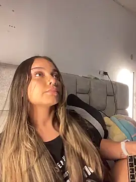 Snapshot of AnnyLopezzz_ chatting on 5, 4, 2026 AnnyLopezzz online show from 5, 4, 2026