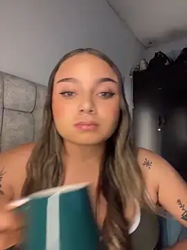 Snapshot of AnnyLopezzz_ chatting on 13, 4, 2026 AnnyLopezzz online show from 13, 4, 2026