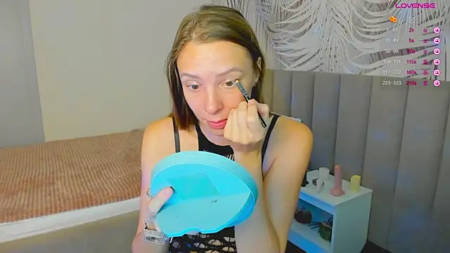 Snapshot of KiaraCaley chatting on 26, 11, 2025 KiaraCaley online show from 26, 11, 2025