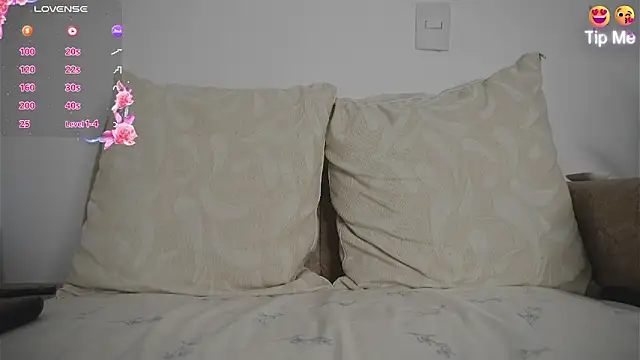 Roxybeautyy online show from 6, 4, 2026