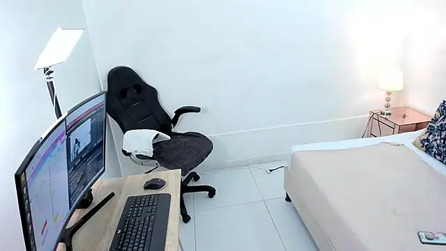 Snapshot of cloemorwen chatting on 11, 11, 2025 cloemorwen online show from 11, 11, 2025