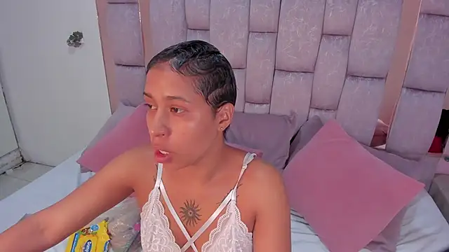 Snapshot of cloemorwen chatting on 15, 12, 2025 cloemorwen online show from 15, 12, 2025