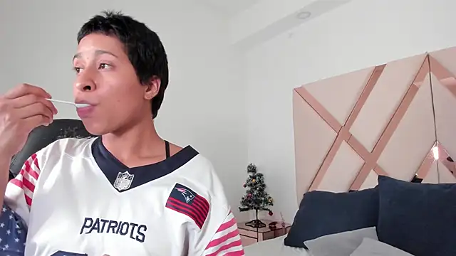 Snapshot of cloemorwen chatting on 17, 12, 2025 cloemorwen online show from 17, 12, 2025