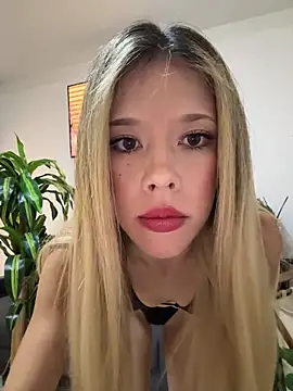 Snapshot of LunarAngel_ chatting on 6, 4, 2026 LunarAngel online show from 6, 4, 2026