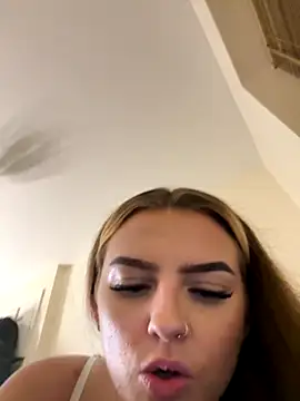 Snapshot of Summer21k chatting on 4, 11, 2025 Summer21k online show from 4, 11, 2025