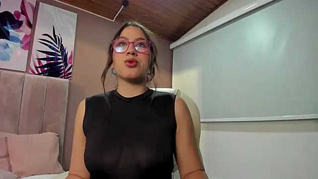 Snapshot of Karoline21 chatting on 4, 10, 2025 Karoline21 online show from 4, 10, 2025