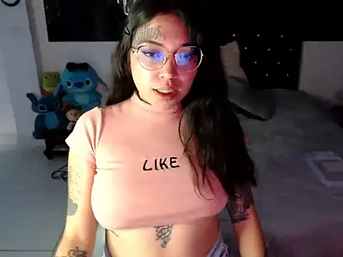 Snapshot of Keyyd chatting on 4, 11, 2025 Keyyd online show from 4, 11, 2025