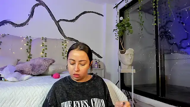 Snapshot of SarahCastro1_ chatting on 6, 10, 2025 SarahCastro1 online show from 6, 10, 2025