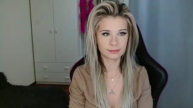 Snapshot of KristineGlow chatting on 29, 10, 2025 KristineGlow online show from 29, 10, 2025