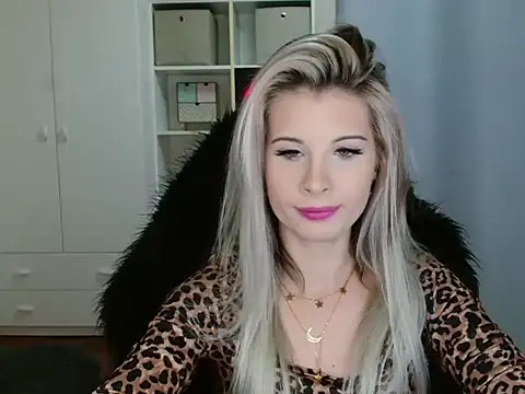 Snapshot of KristineGlow chatting on 3, 11, 2025 KristineGlow online show from 3, 11, 2025