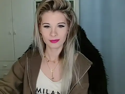 Snapshot of KristineGlow chatting on 5, 11, 2025 KristineGlow online show from 5, 11, 2025