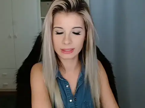 Snapshot of KristineGlow chatting on 18, 11, 2025 KristineGlow online show from 18, 11, 2025