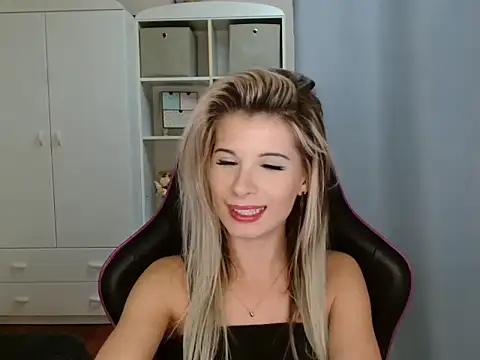 Snapshot of KristineGlow chatting on 25, 11, 2025 KristineGlow online show from 25, 11, 2025