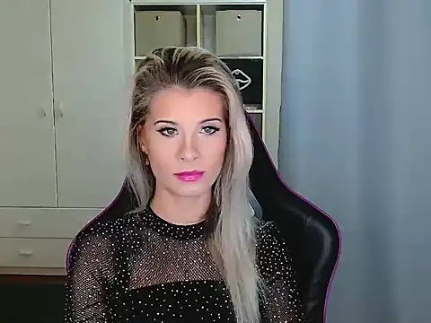 Snapshot of KristineGlow chatting on 5, 12, 2025 KristineGlow online show from 5, 12, 2025