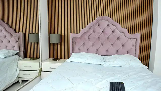 RoxanneStorm  online show from 24, 11, 2025