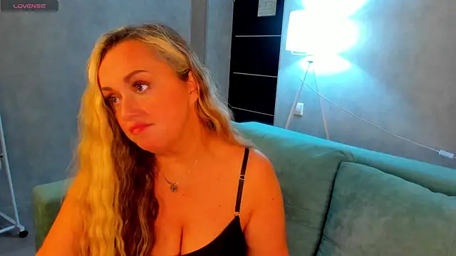 Snapshot of Sky_Kuper chatting on 11, 11, 2025 Sky Kuper online show from 11, 11, 2025