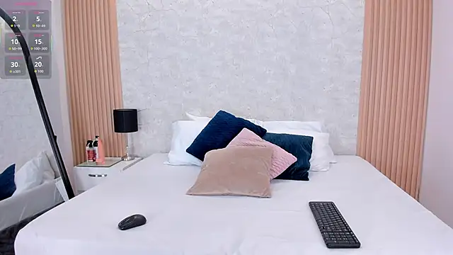 NaomyCollins   online show from 30, 9, 2025