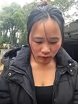 Snapshot of ALIENHR38 chatting on 4, 12, 2025 ALIENHR38 online show from 4, 12, 2025