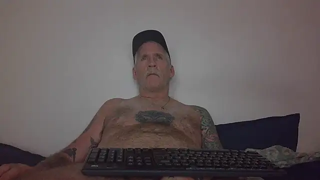 Snapshot of overmydadbody2222 chatting on 4, 11, 2025 overmydadbody2222 online show from 4, 11, 2025