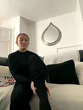 Snapshot of RedHeadRoxyUK chatting on 5, 12, 2025 RedHeadRoxyUK online show from 5, 12, 2025