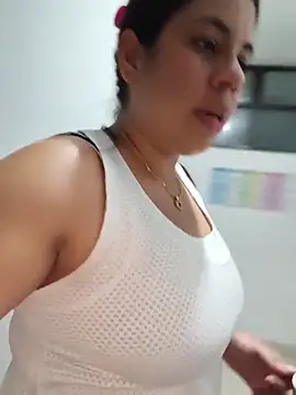 Snapshot of GabyMontenegro chatting on 8, 4, 2026 GabyMontenegro online show from 8, 4, 2026