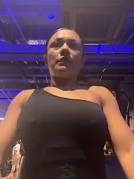 TiffanyyLam online show from 28, 10, 2025