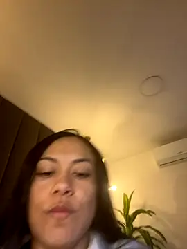 TiffanyyLam online show from 29, 10, 2025