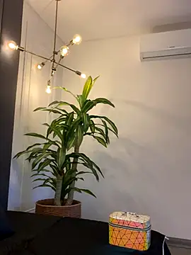 TiffanyyLam online show from 30, 10, 2025