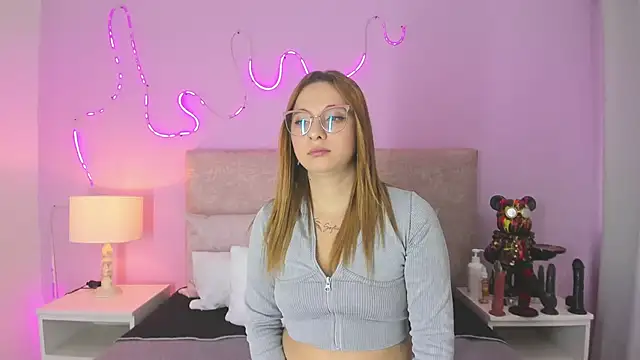 Snapshot of EmaRae1499 chatting on 27, 11, 2025 EmaRae1499 online show from 27, 11, 2025