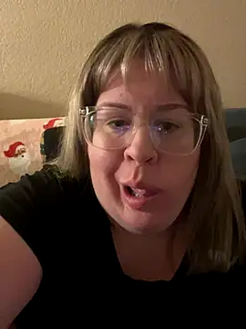 Snapshot of sexymommy1988 chatting on 17, 11, 2025 sexymommy1988 online show from 17, 11, 2025