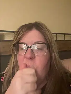 Snapshot of sexymommy1988 chatting on 27, 4, 2026 sexymommy1988 online show from 27, 4, 2026