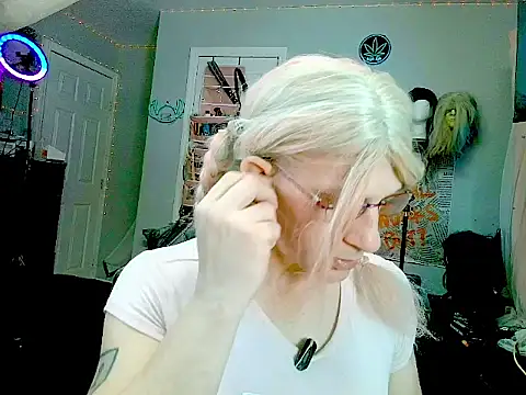Snapshot of mistismoker chatting on 18, 4, 2026 mistismoker online show from 18, 4, 2026