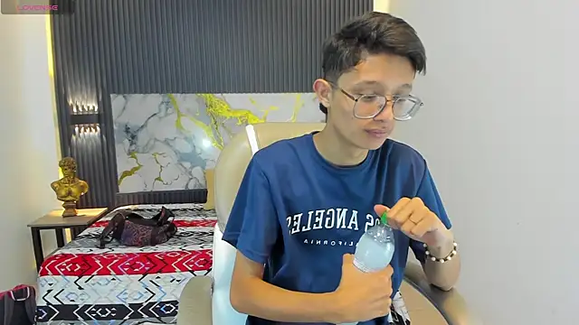 SantiagoRusso18 online show from 18, 12, 2025