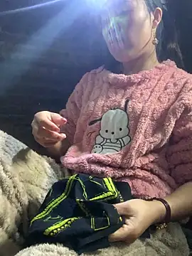 tuyetnhi-00 online show from 14, 12, 2025