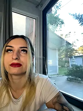 Ella Vee online show from 24, 9, 2025