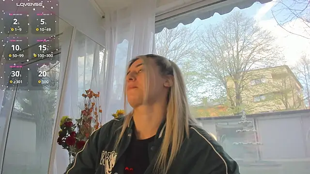 Snapshot of Ella_Vee chatting on 8, 4, 2026 Ella Vee online show from 8, 4, 2026