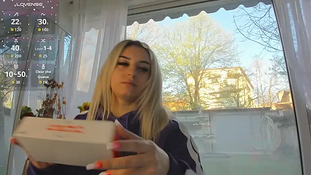 Snapshot of Ella_Vee chatting on 9, 4, 2026 Ella Vee online show from 9, 4, 2026