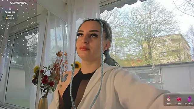 Snapshot of Ella_Vee chatting on 10, 4, 2026 Ella Vee online show from 10, 4, 2026