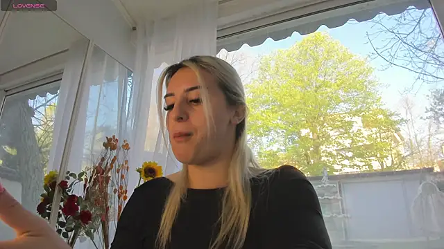 Snapshot of Ella_Vee chatting on 16, 4, 2026 Ella Vee online show from 16, 4, 2026