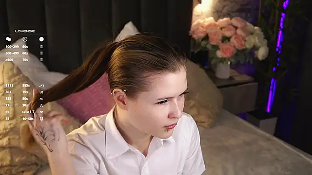 Snapshot of LynHillaire chatting on 4, 5, 2026 LynHillaire online show from 4, 5, 2026