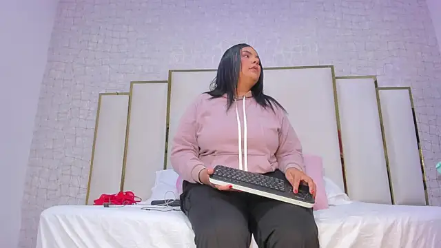 Mia and lexy online show from 17, 12, 2025