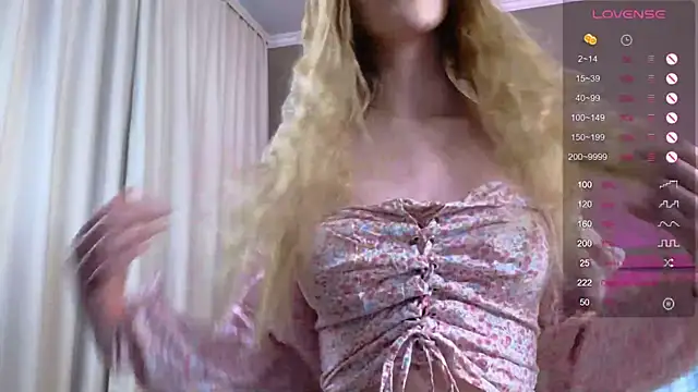 Snapshot of MollyDollz chatting on 20, 9, 2025 MollyDollz online show from 20, 9, 2025