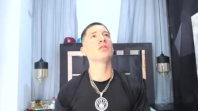 Snapshot of HunterHeat_ chatting on 8, 4, 2026 HunterHeat online show from 8, 4, 2026