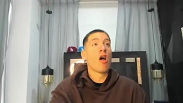 Snapshot of HunterHeat_ chatting on 9, 4, 2026 HunterHeat online show from 9, 4, 2026