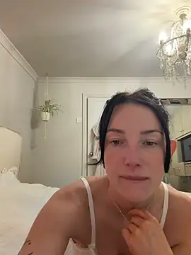 Snapshot of Remirosee chatting on 11, 4, 2026 Remirosee online show from 11, 4, 2026